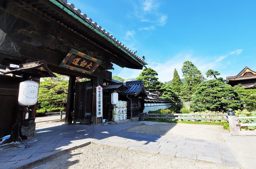 善光寺本坊大勧進・大門